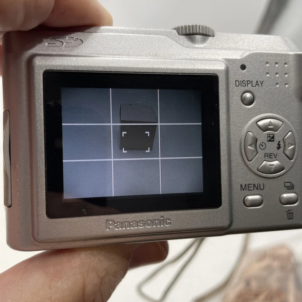 Panasonic LUMIX DMC-LZ2 5.0MP Digital Camera 24X Zoom+Battery